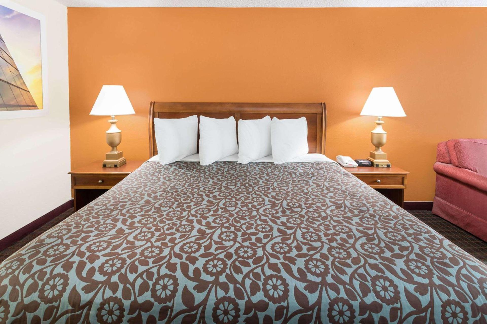 Days Inn by Wyndham Orangeburg South photo 12