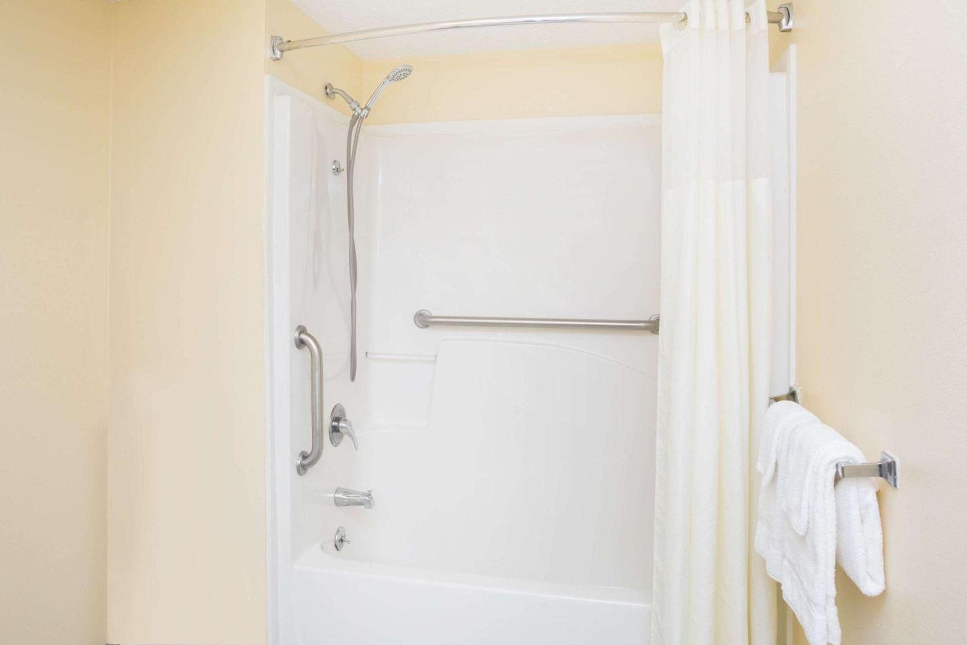Days Inn by Wyndham Enterprise photo 5