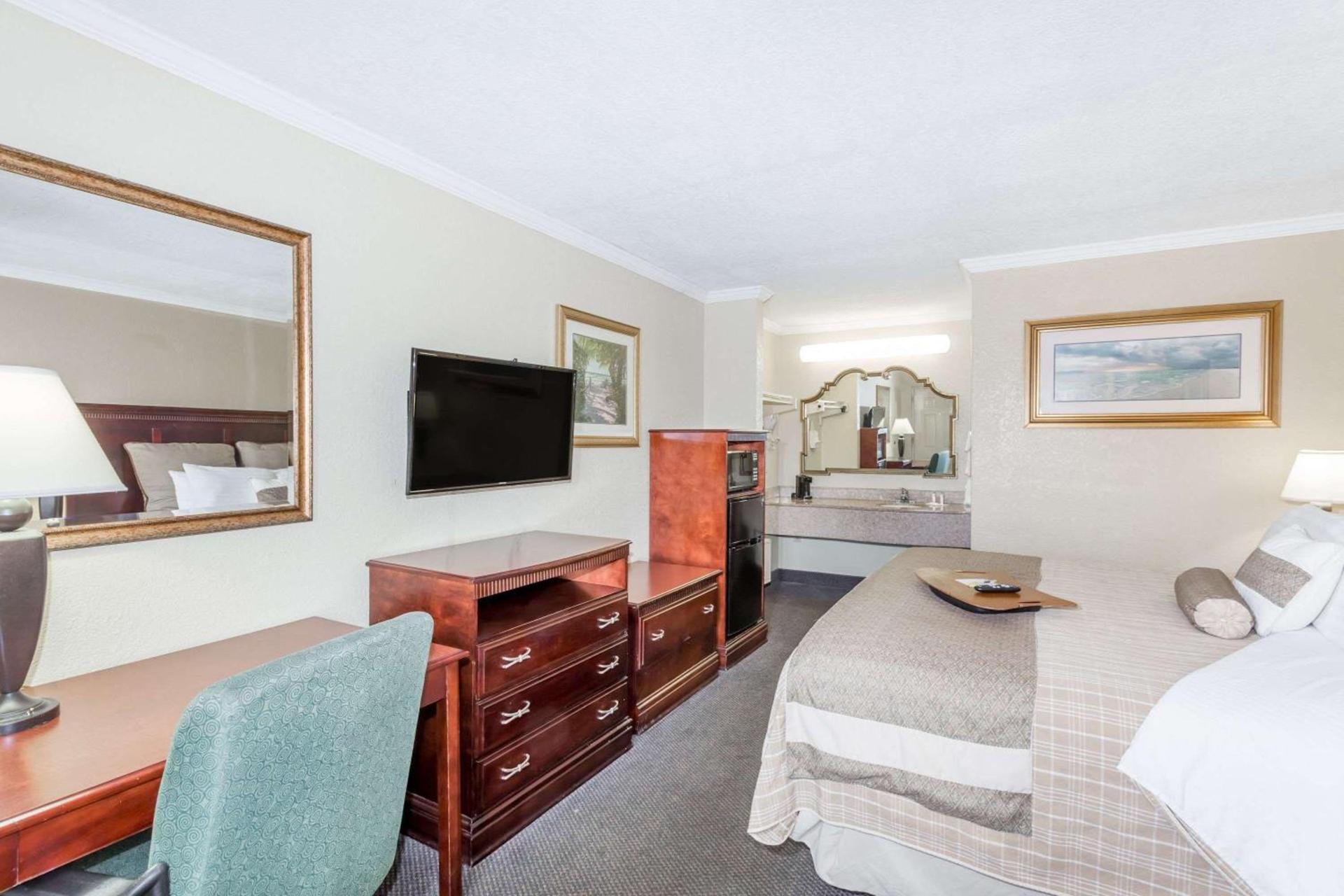 Days Inn by Wyndham Destin photo 9