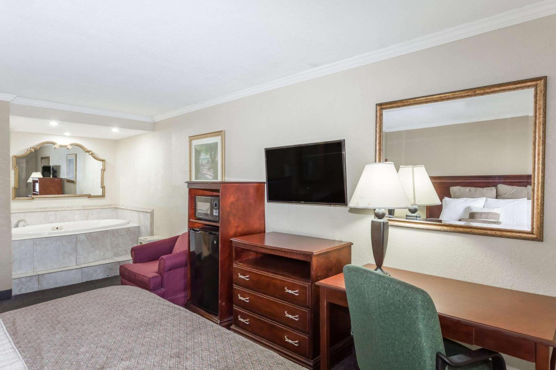 Days Inn by Wyndham Destin photo 17
