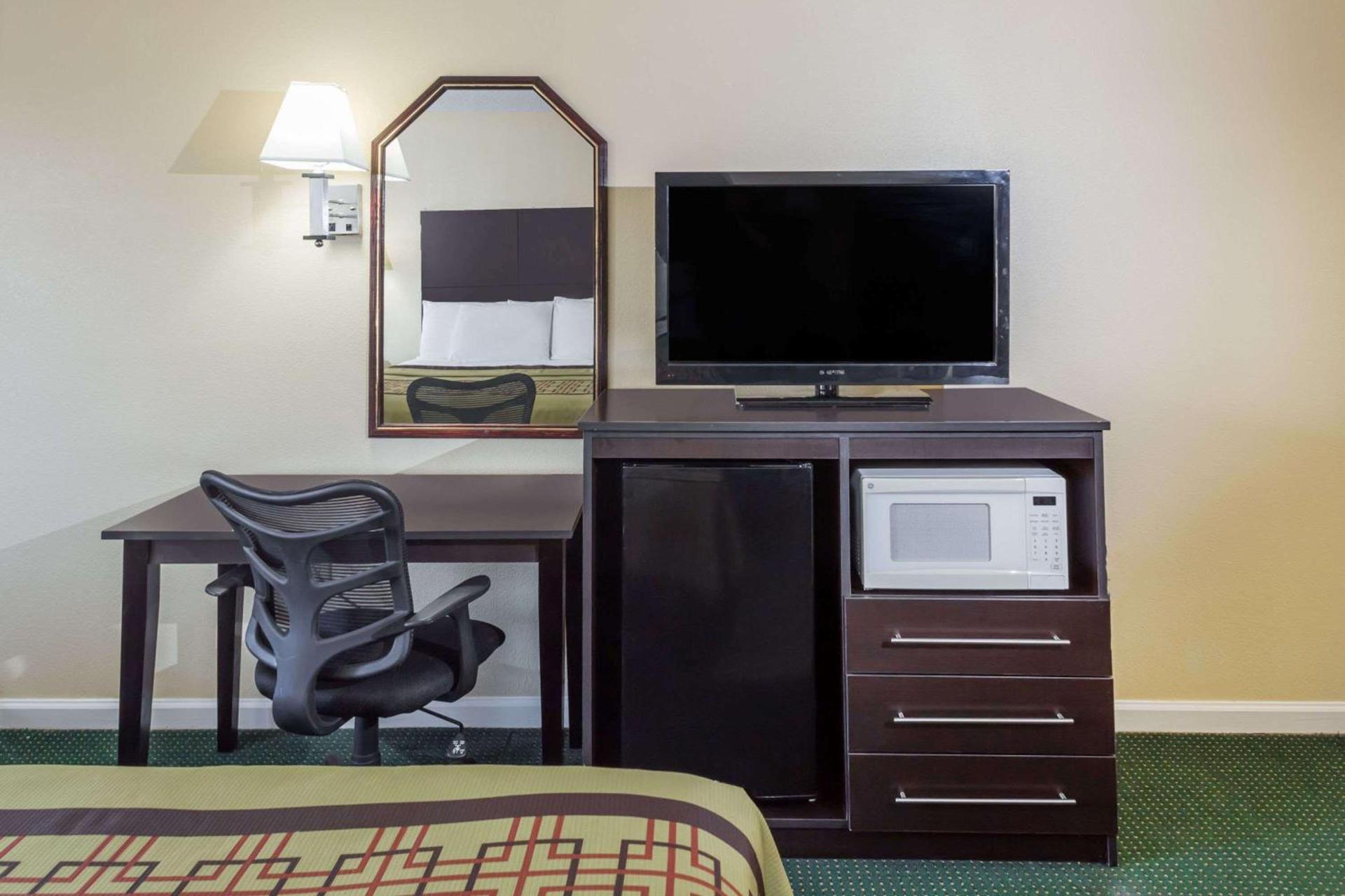 Days Inn by Wyndham Enterprise photo 6