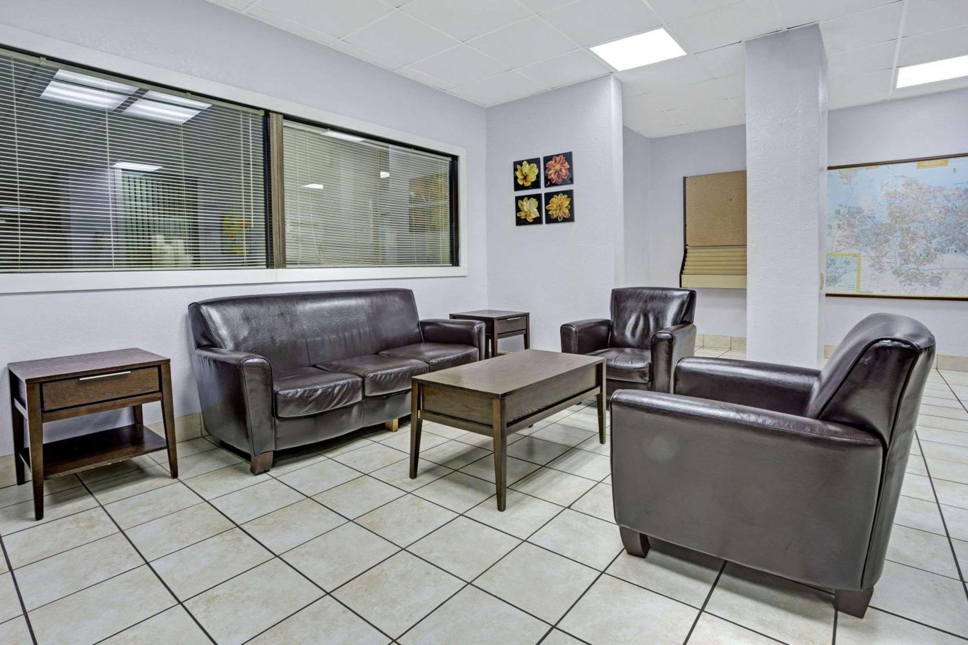 Days Inn by Wyndham Norfolk Military Circle photo 3