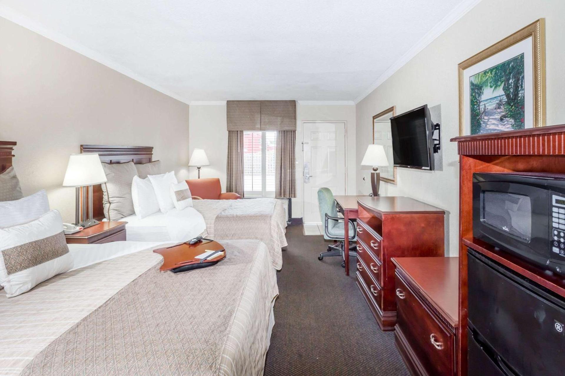 Days Inn by Wyndham Destin photo 4