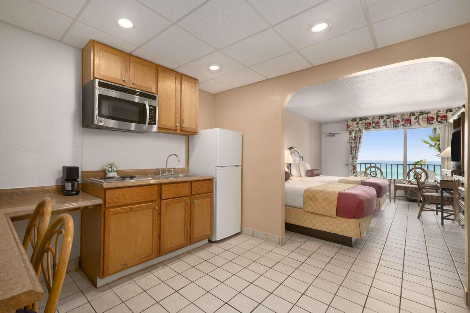 Days Inn by Wyndham Panama City Beach Beachfront Resort photo 82