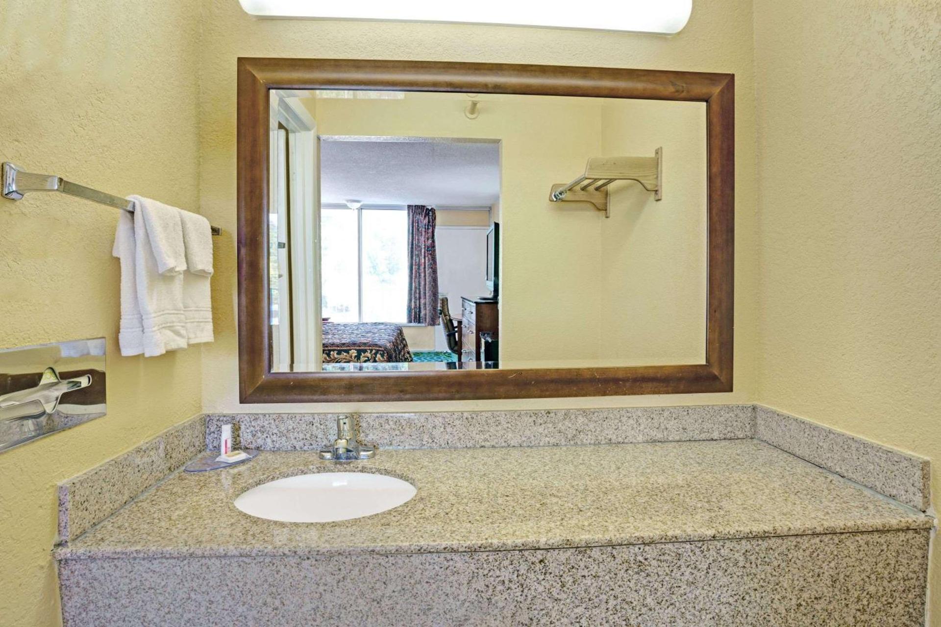 Days Inn by Wyndham Norfolk Military Circle photo 12