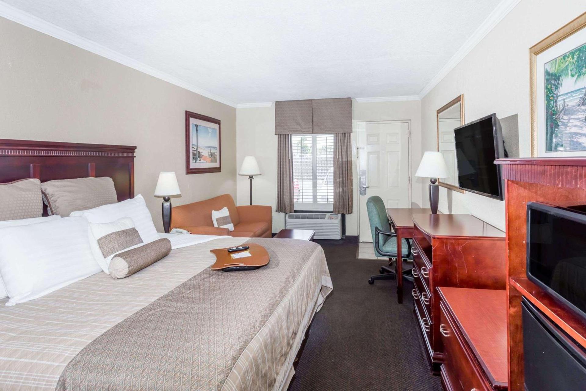 Days Inn by Wyndham Destin photo 23