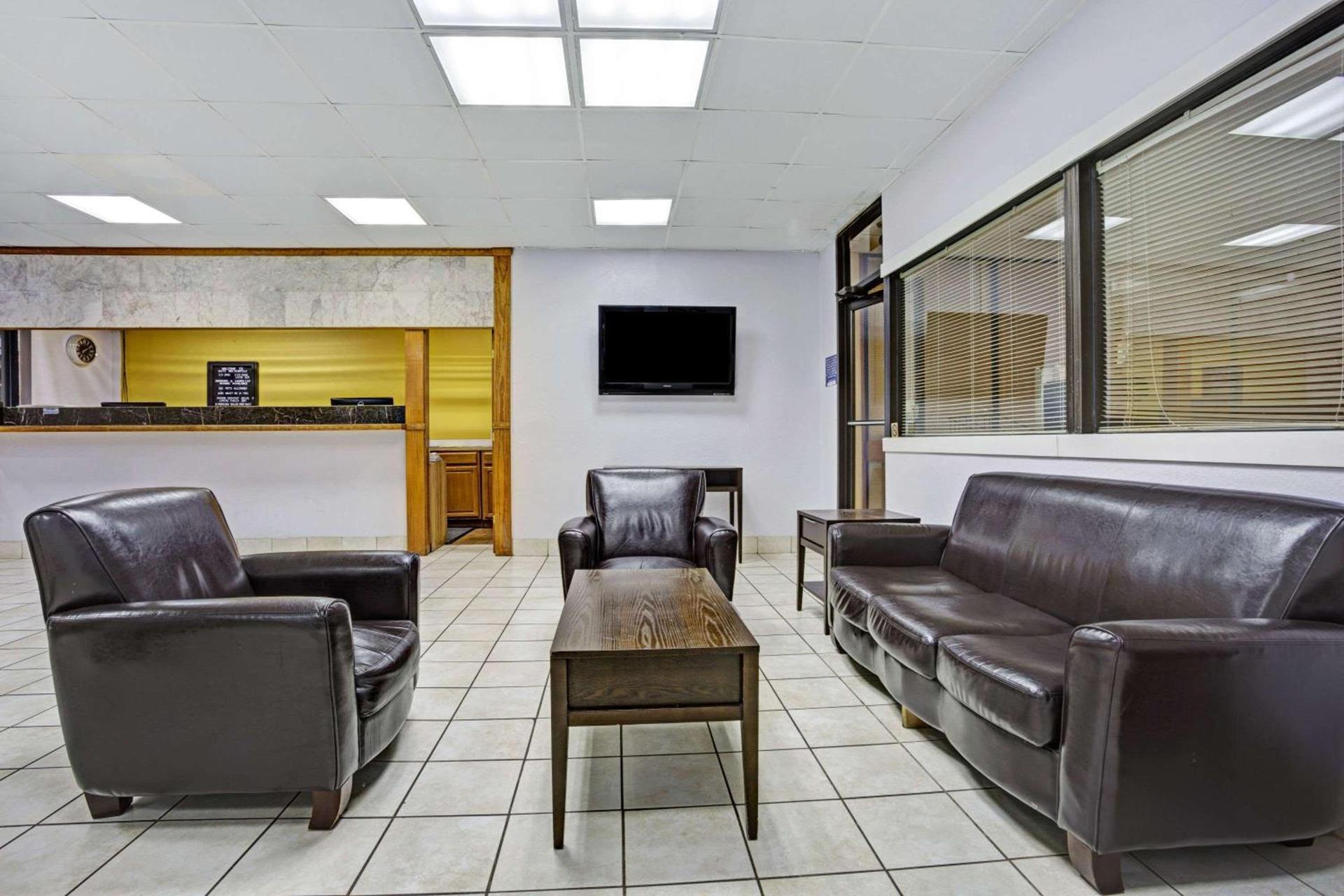 Days Inn by Wyndham Norfolk Military Circle photo 5