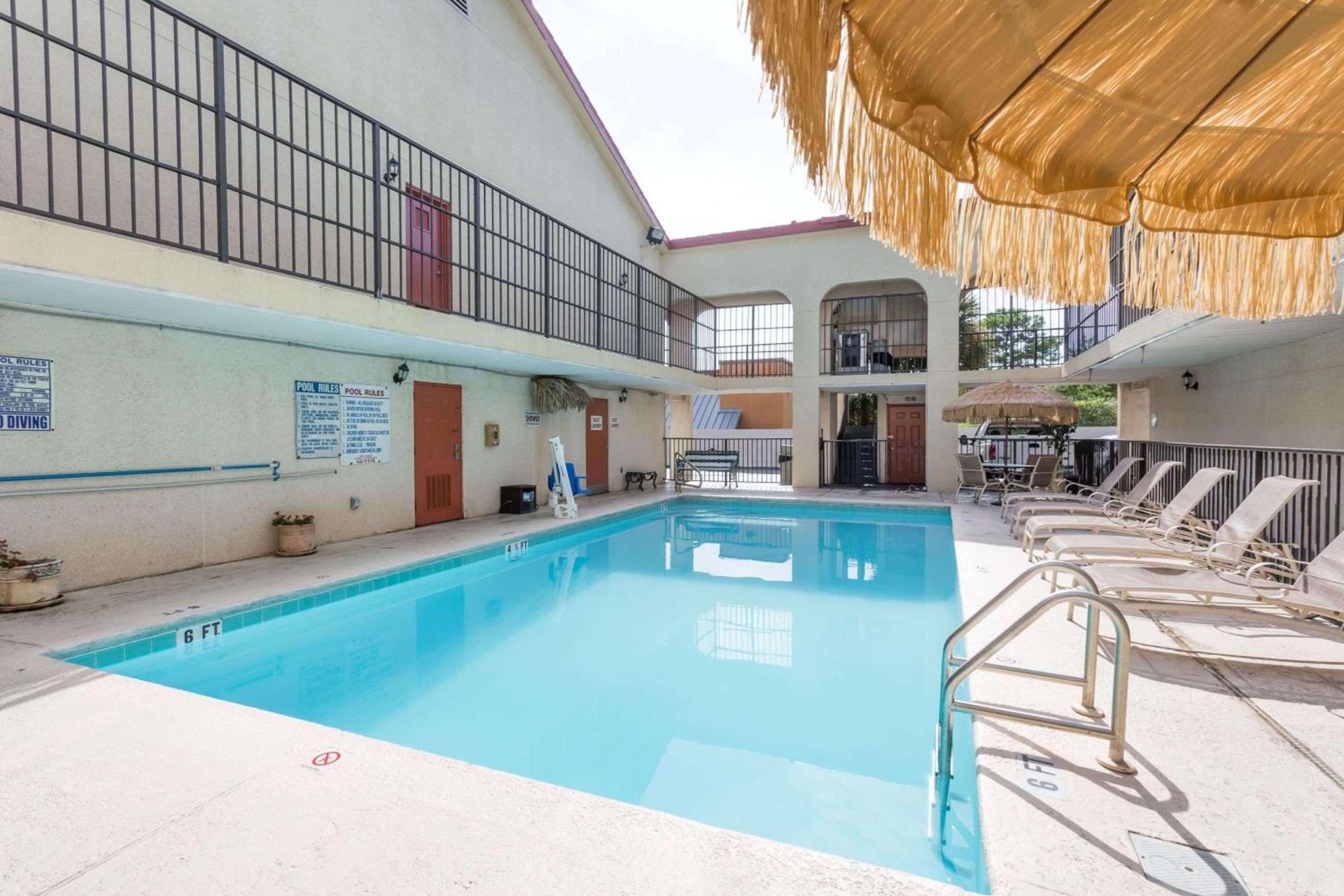 Days Inn by Wyndham Destin photo 3