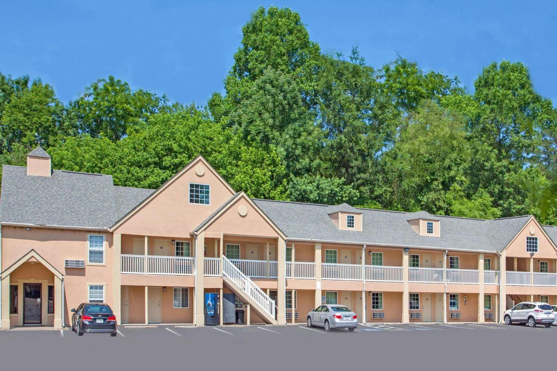 Days Inn by Wyndham Canton photo 2