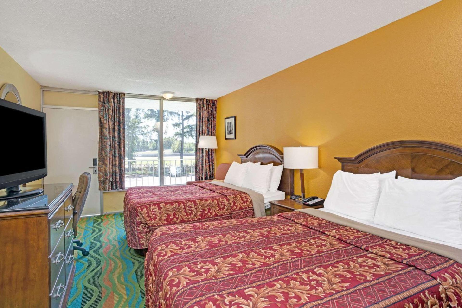 Days Inn by Wyndham Norfolk Military Circle photo 8