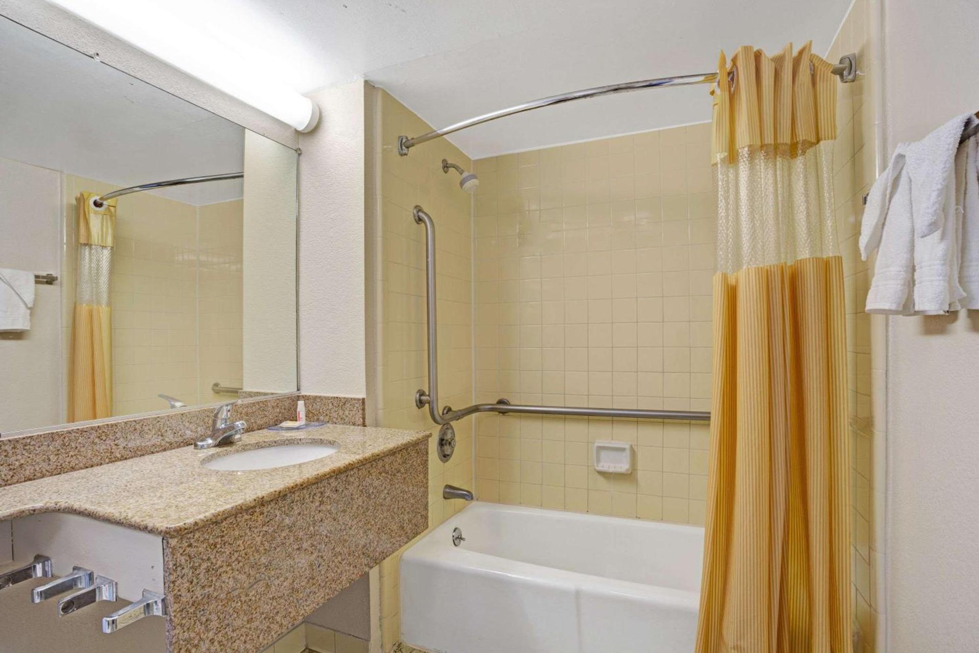 Days Inn by Wyndham Norfolk Military Circle photo 6