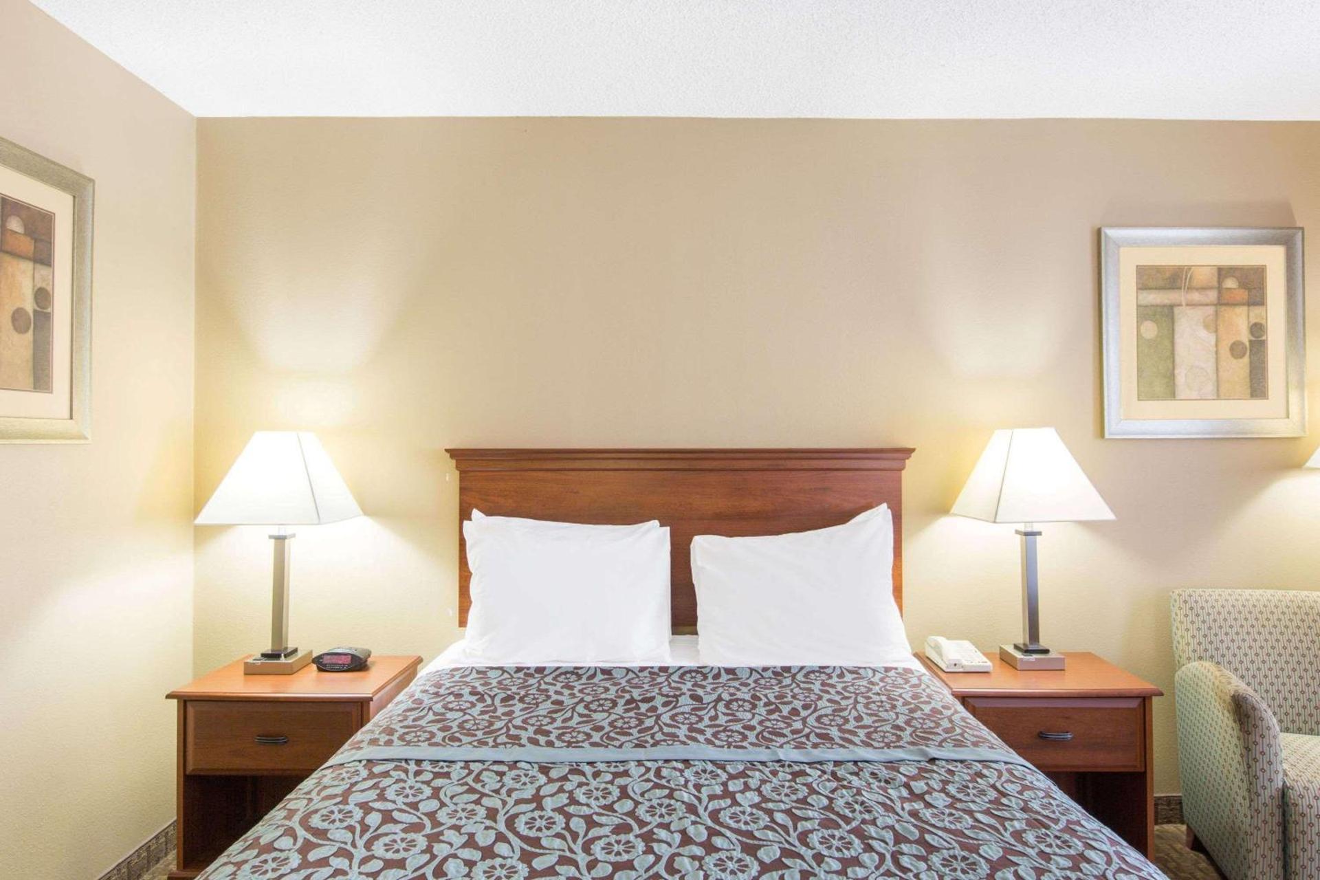 Days Inn by Wyndham Ripley photo 12