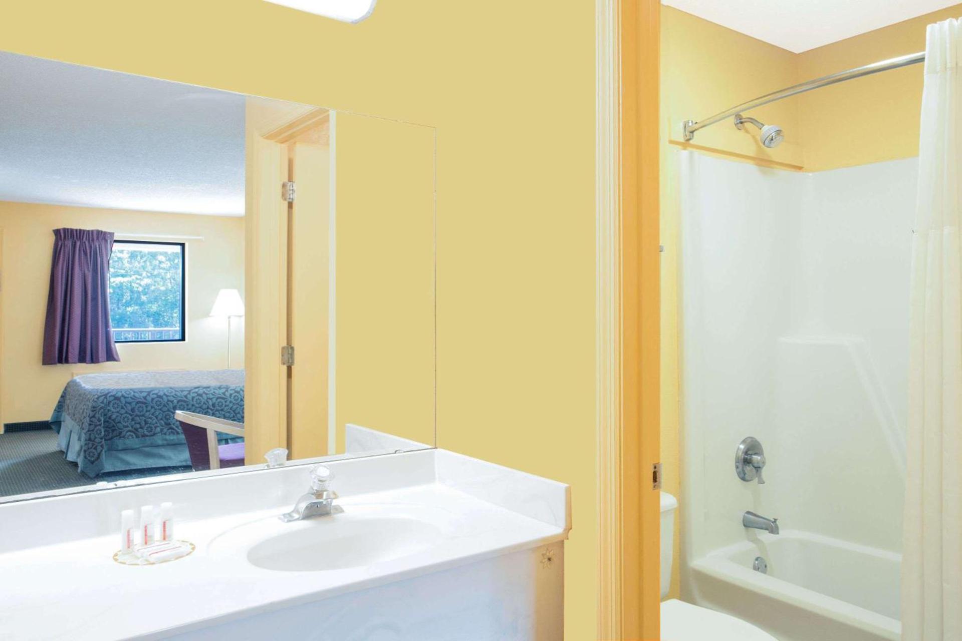 Days Inn by Wyndham Camilla photo 10