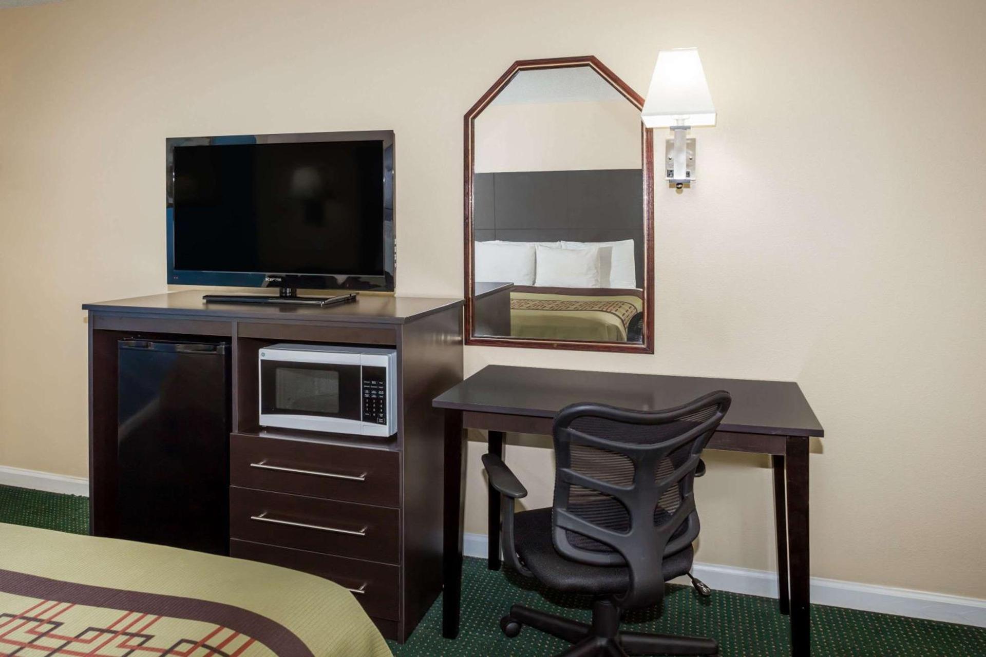 Days Inn by Wyndham Enterprise photo 11