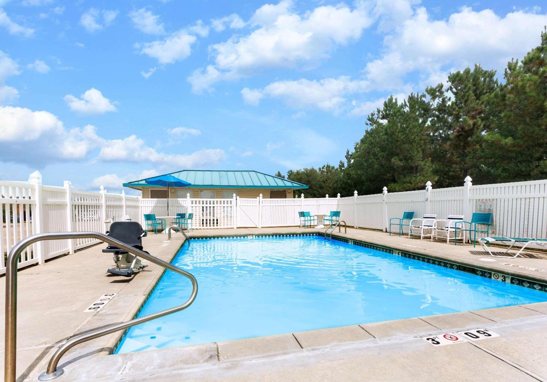 Days Inn by Wyndham Forest photo 6