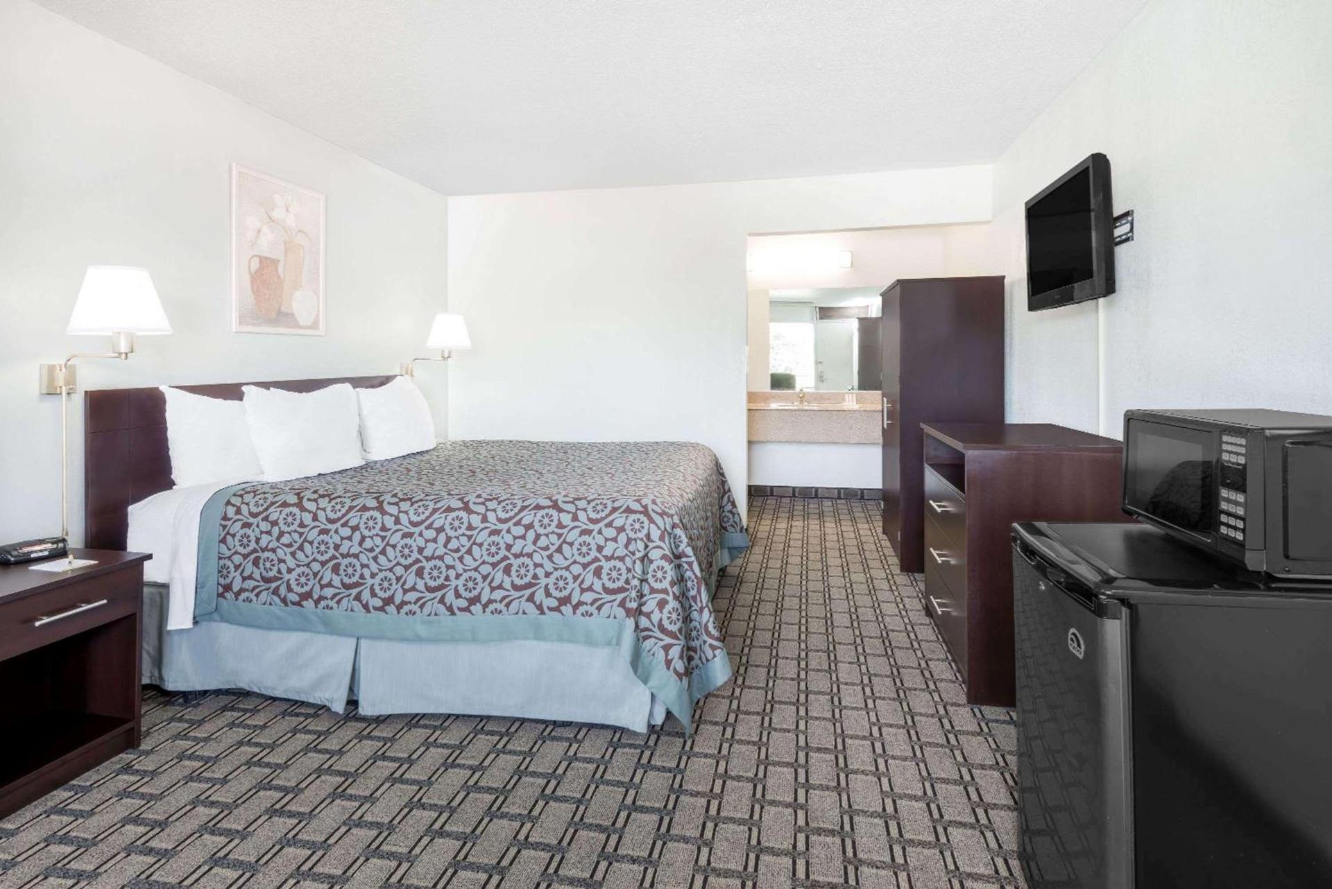 Days Inn by Wyndham St Clairsville photo 6