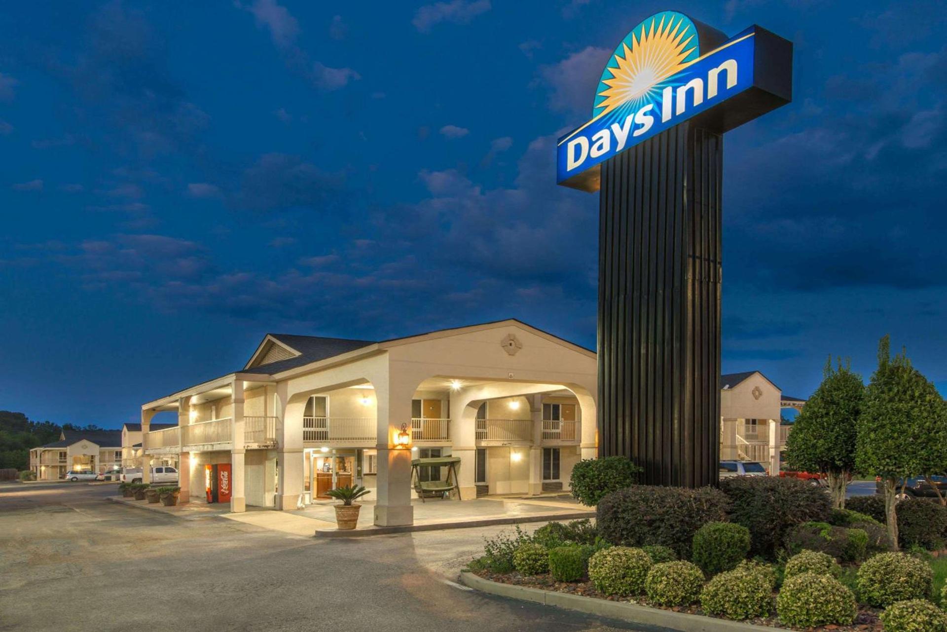 Days Inn by Wyndham Shorter photo 2