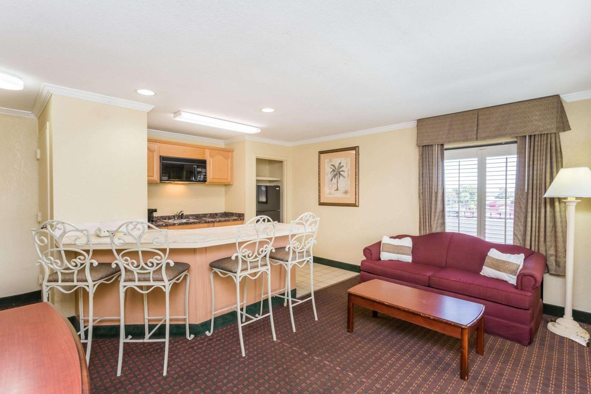 Days Inn by Wyndham Destin photo 10