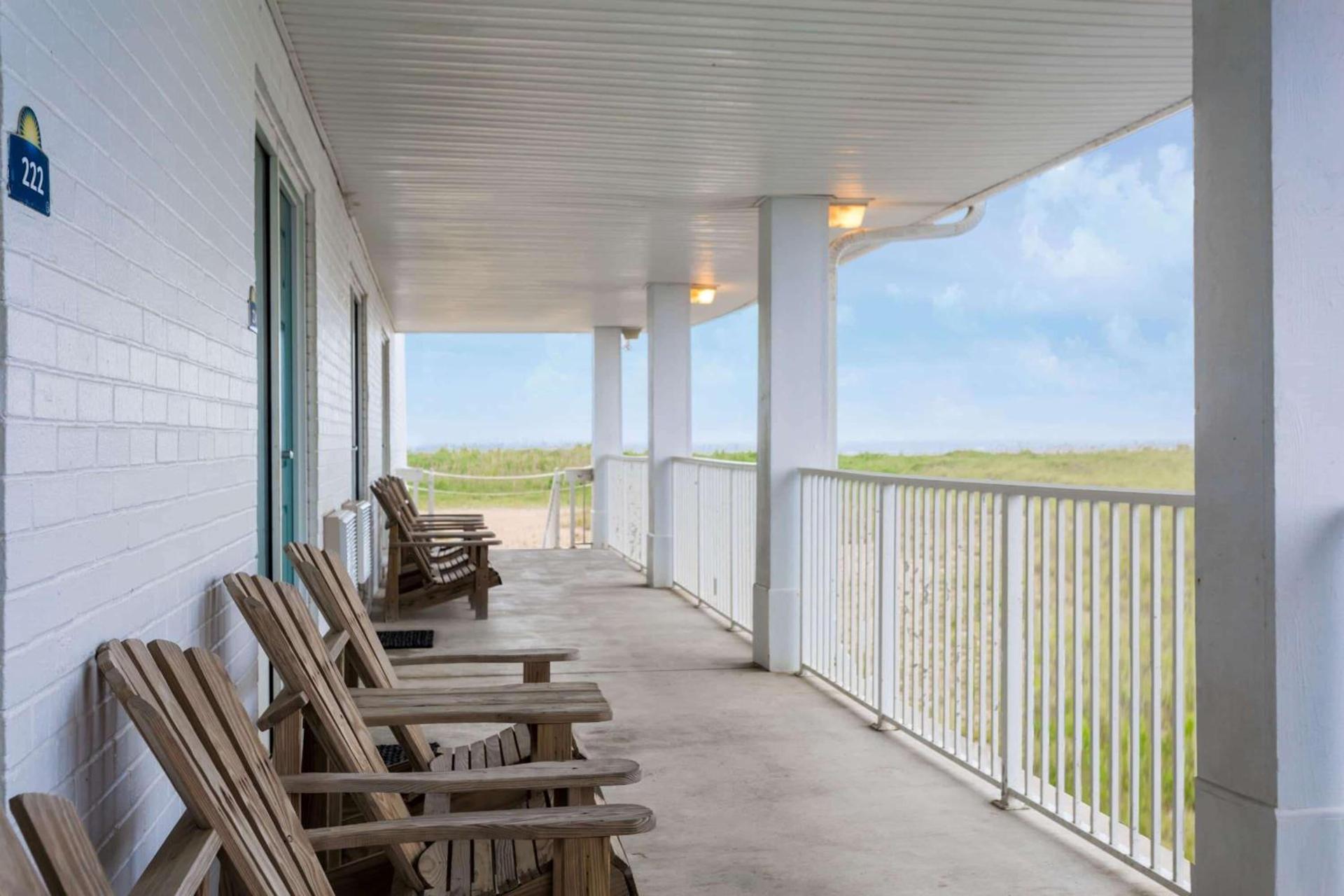 Days Inn by Wyndham Kill Devil Hills Oceanfront - Wilbur photo 2
