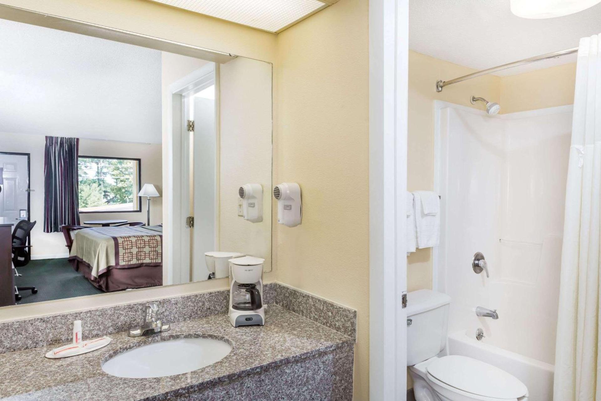 Days Inn by Wyndham Enterprise photo 8