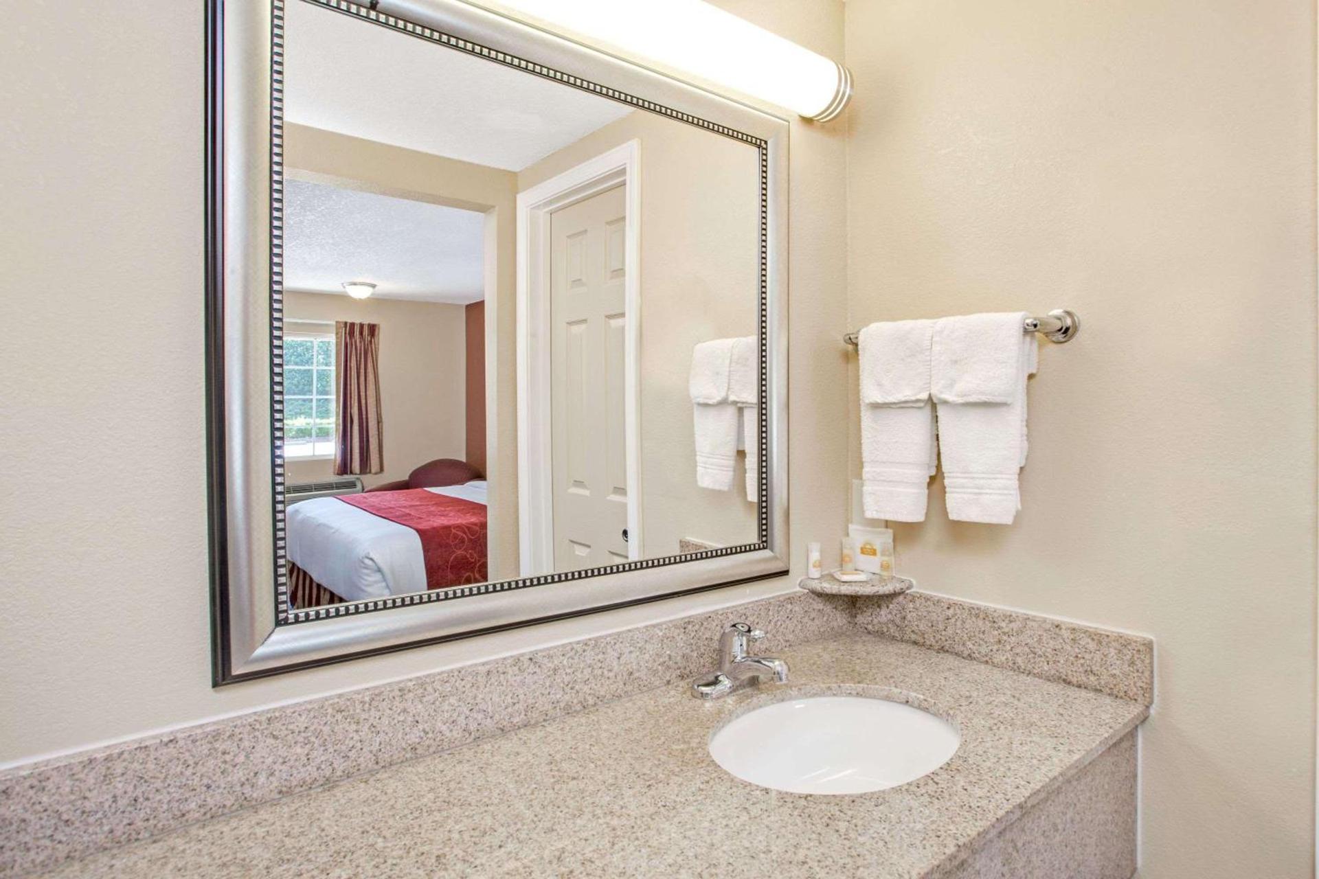 Days Inn by Wyndham Canton photo 5