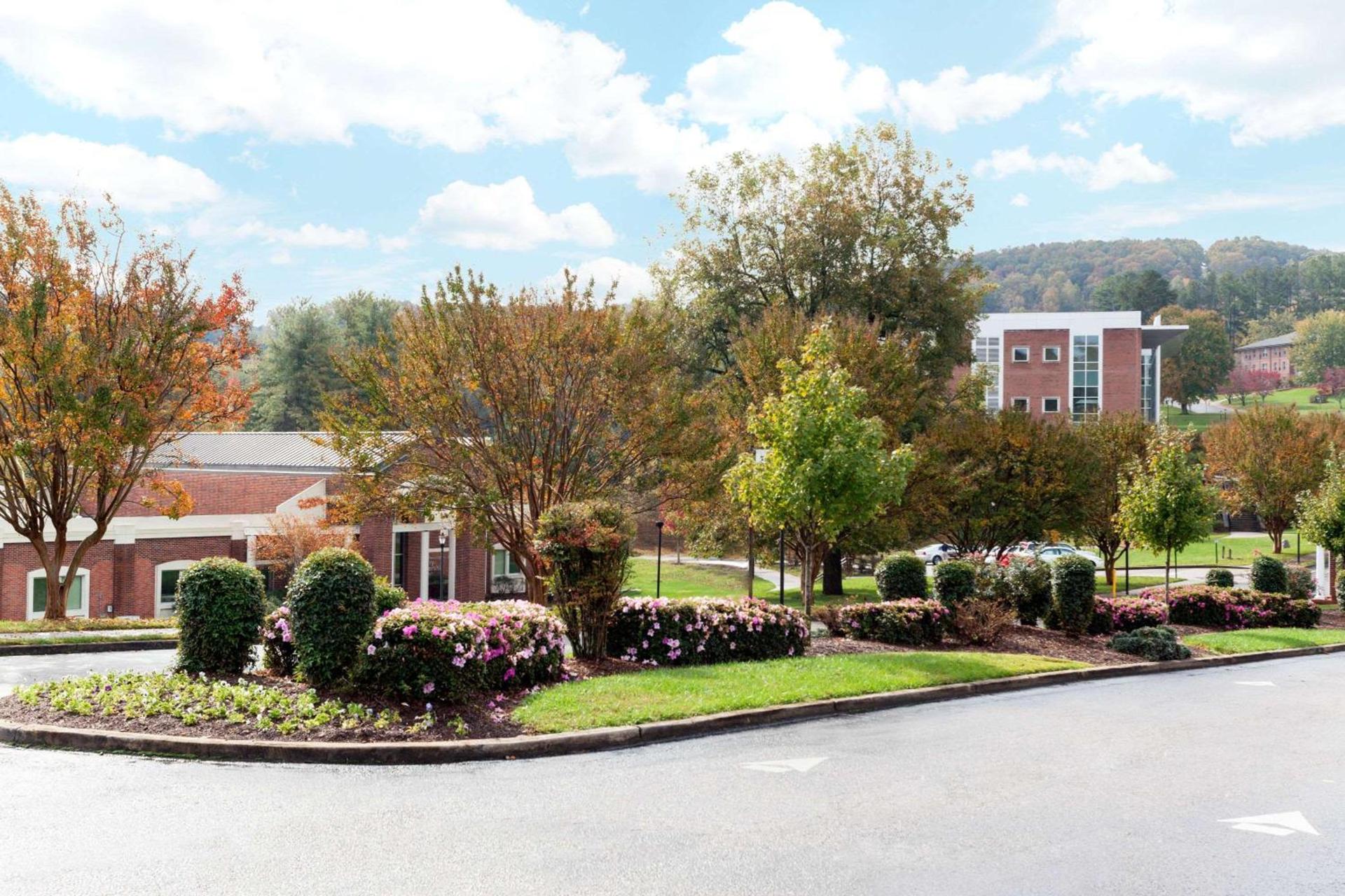 Days Inn by Wyndham Dahlonega University Area photo 2
