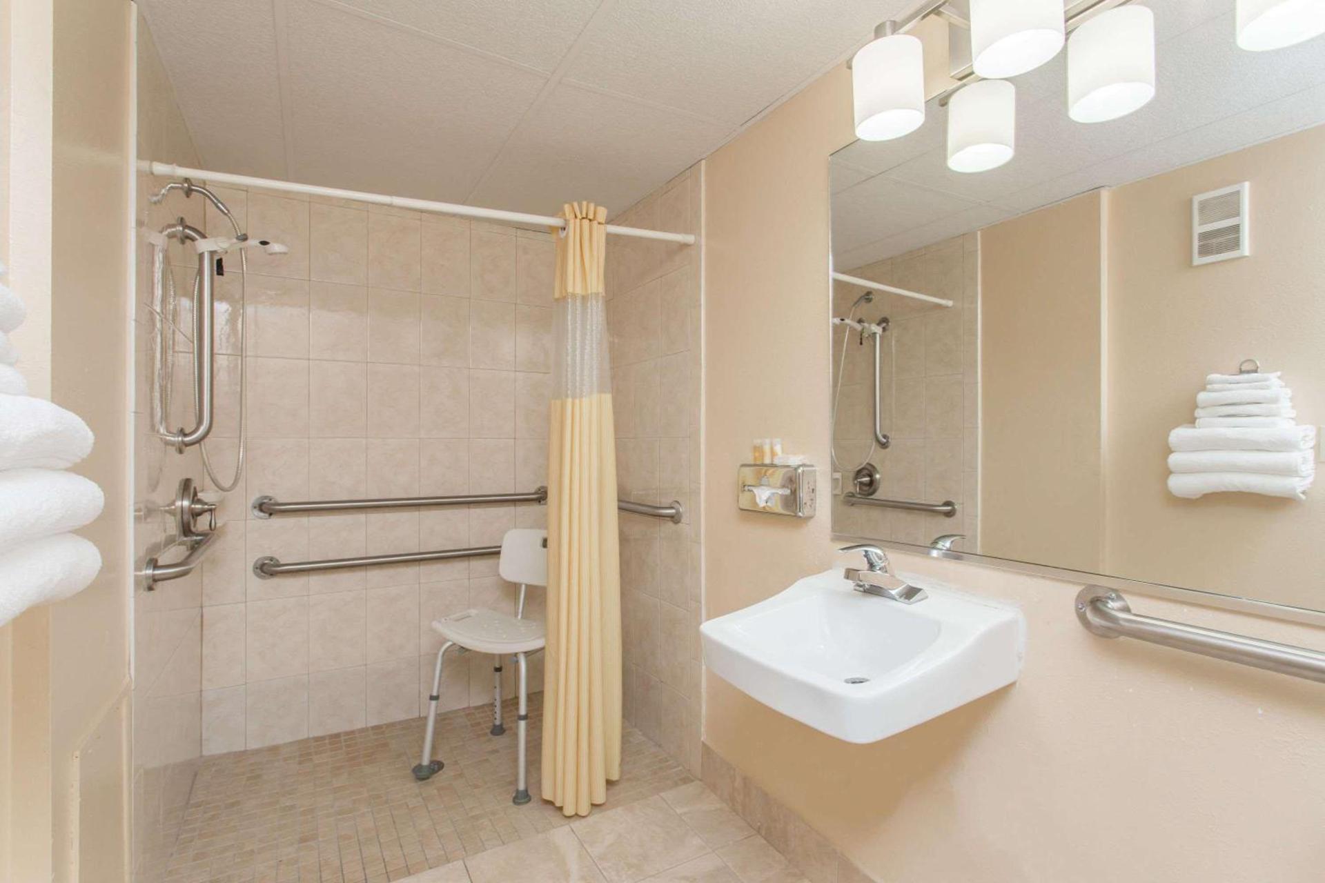 Days Inn by Wyndham Bradenton I-75 photo 9
