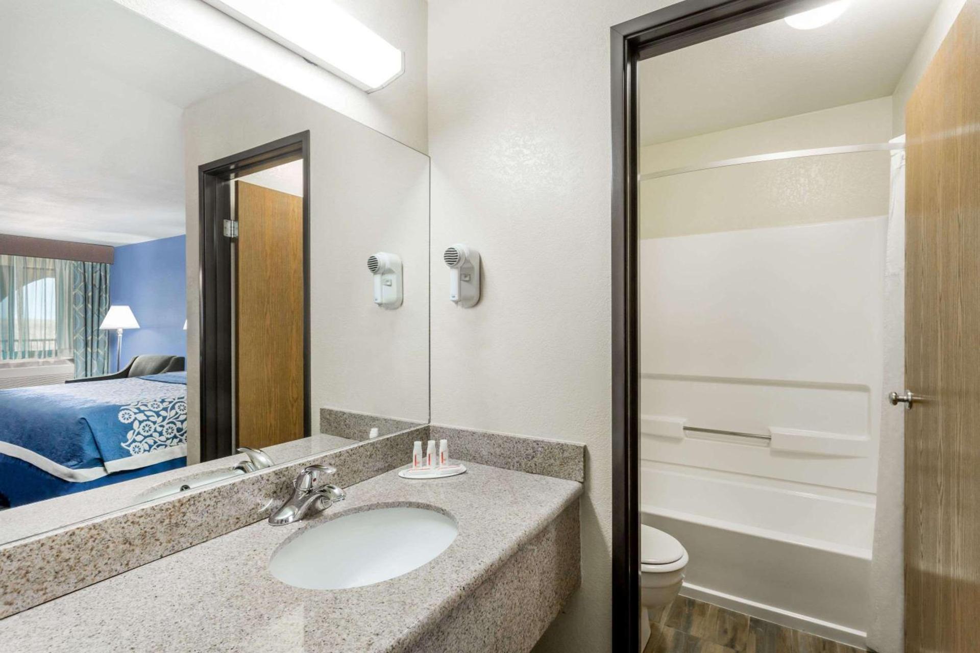Days Inn by Wyndham Holbrook photo 6