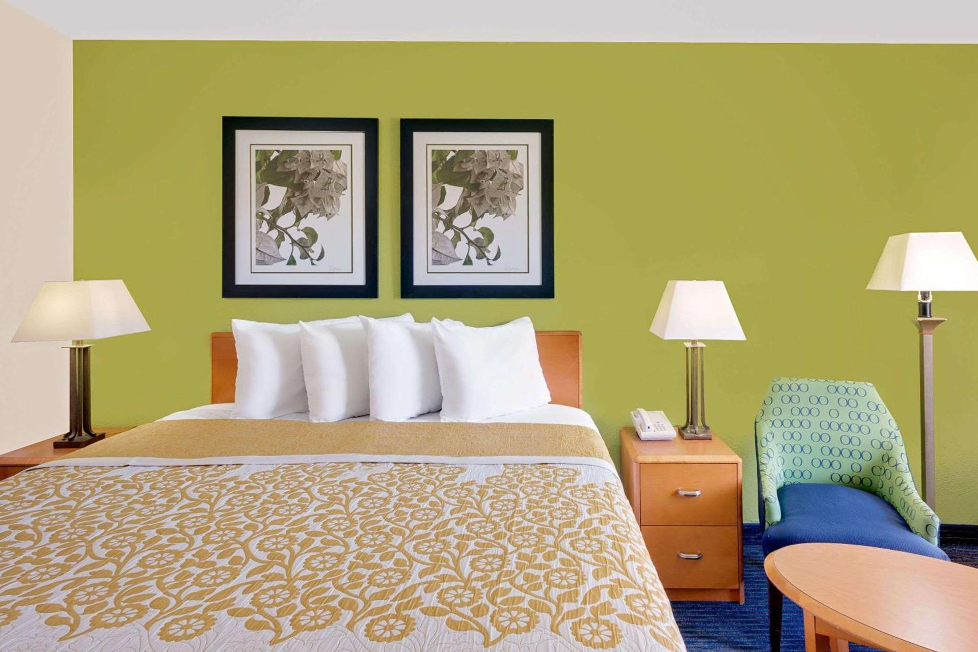 Days Inn by Wyndham Easton photo 11