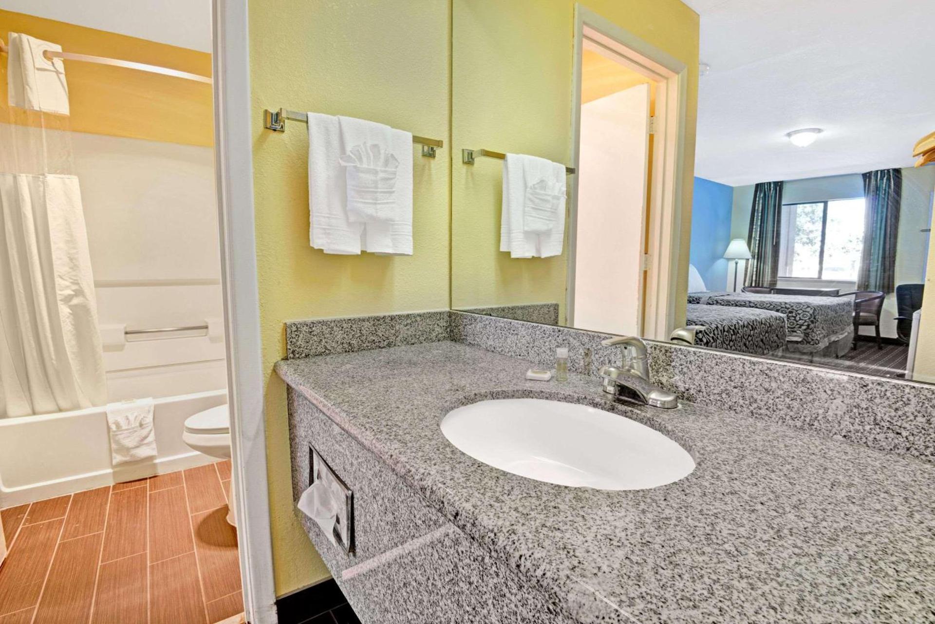 Days Inn & Suites by Wyndham Albuquerque West photo 9