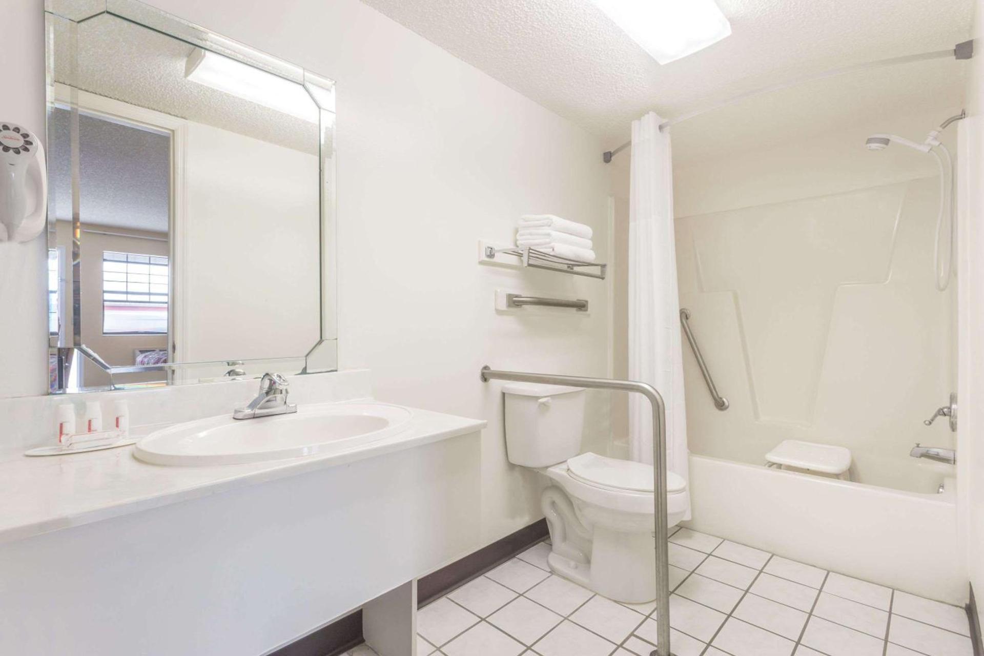 Days Inn by Wyndham Madison photo 6
