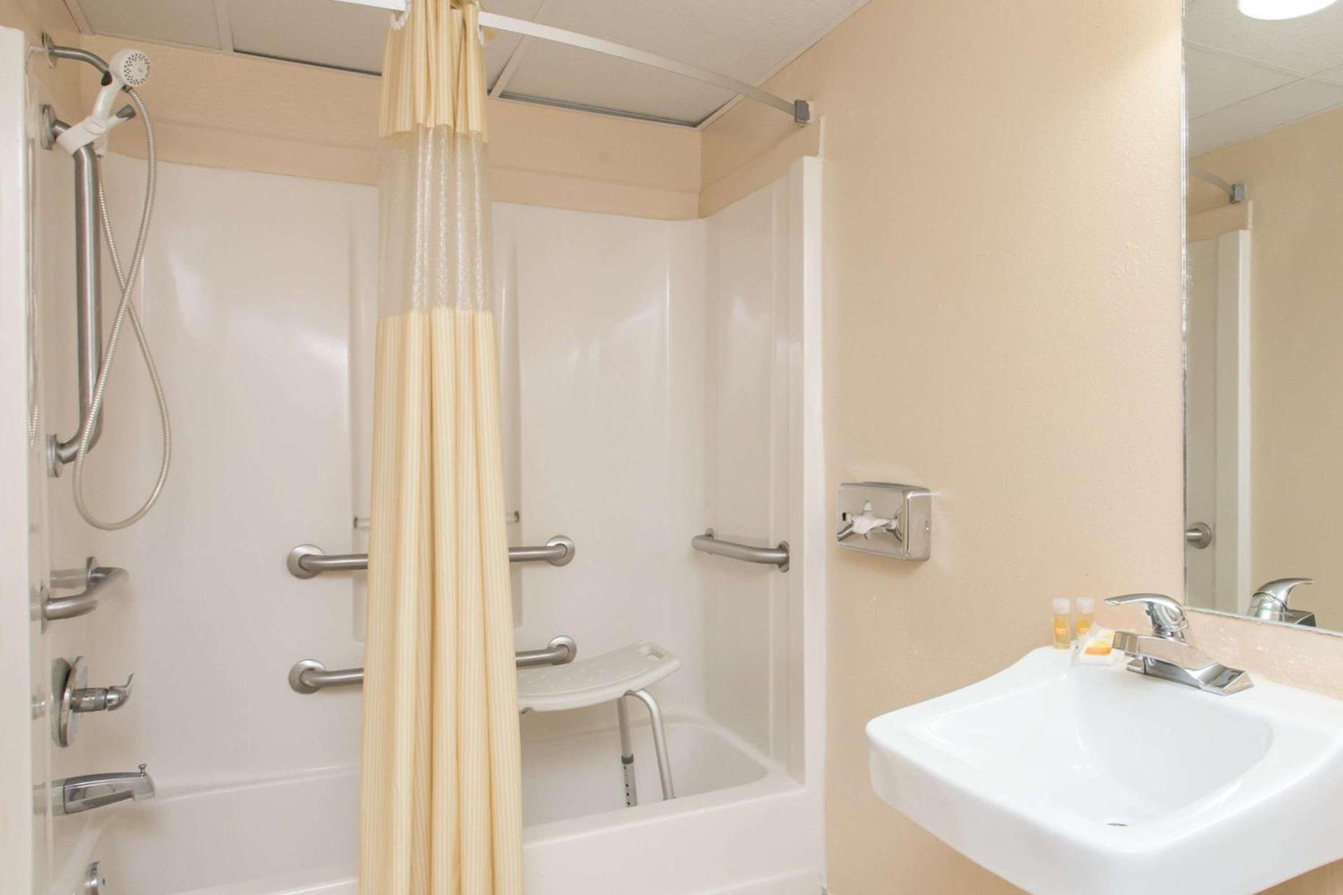 Days Inn by Wyndham Bradenton I-75 photo 8