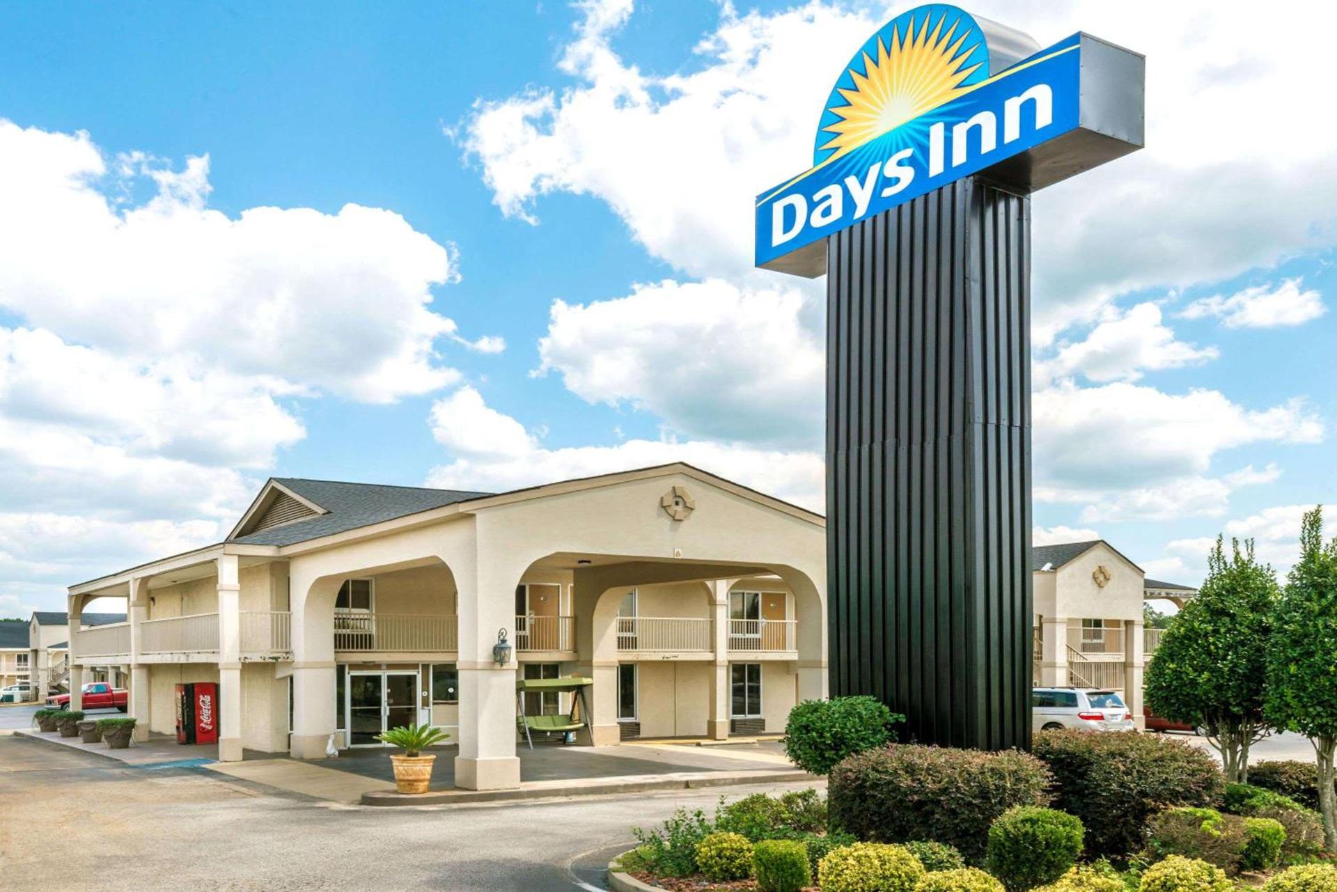 Days Inn by Wyndham Shorter photo 1