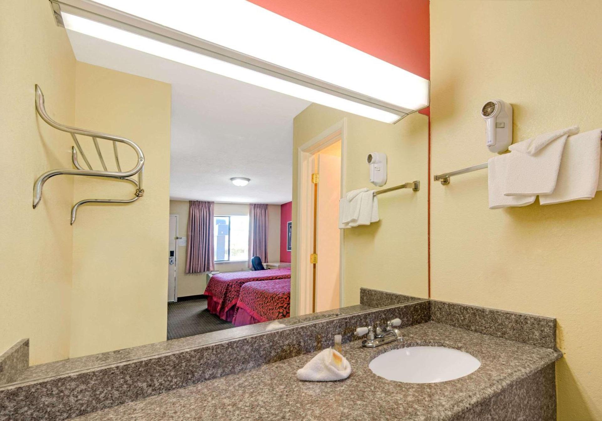 Days Inn by Wyndham East Albuquerque 'Newly Renovated' photo 10