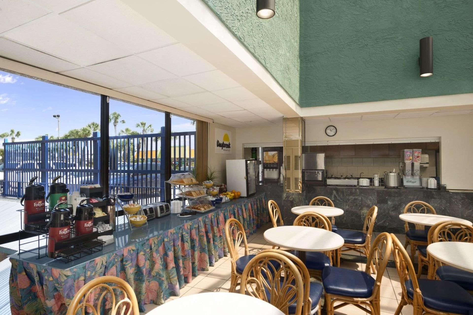 Days Inn by Wyndham Panama City Beach Beachfront Resort photo 7