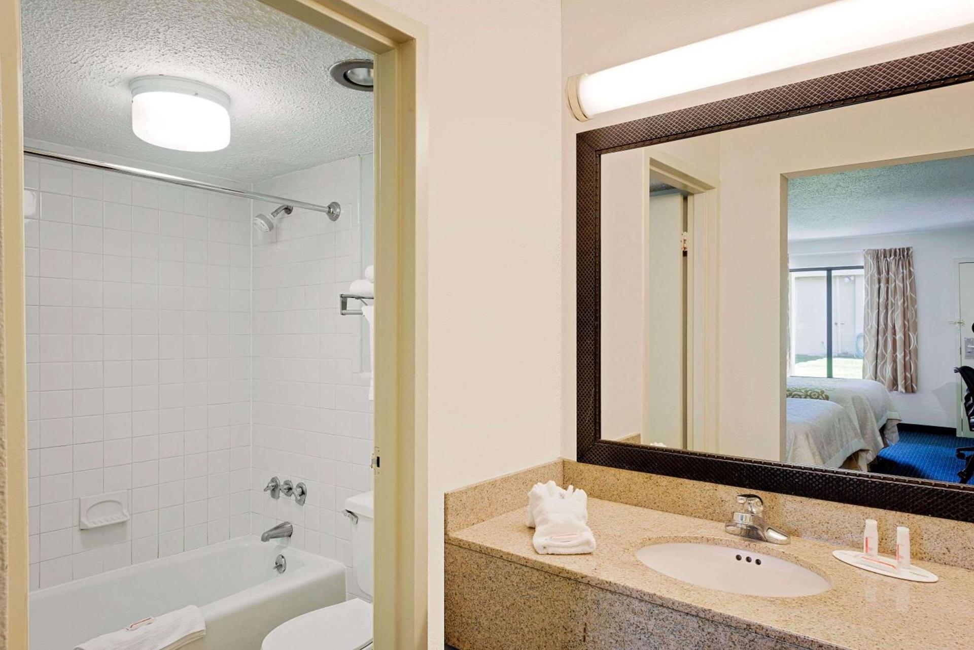 Days Inn by Wyndham Easton photo 8