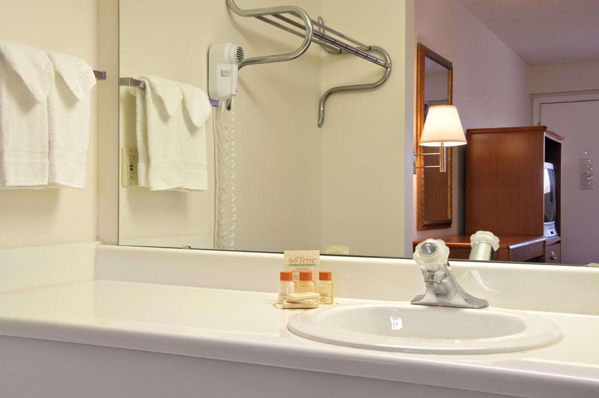 Days Inn by Wyndham Plainfield photo 3