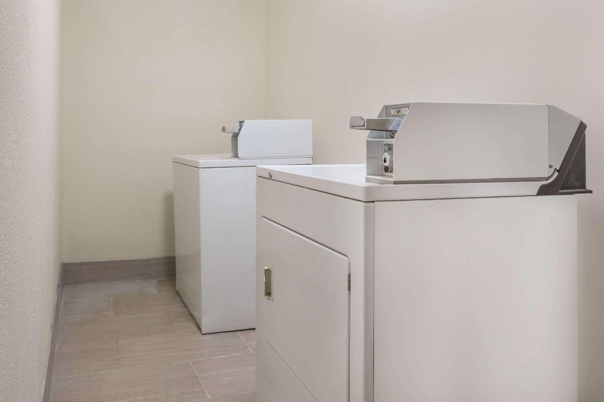 Days Inn by Wyndham Newberry South Carolina photo 15