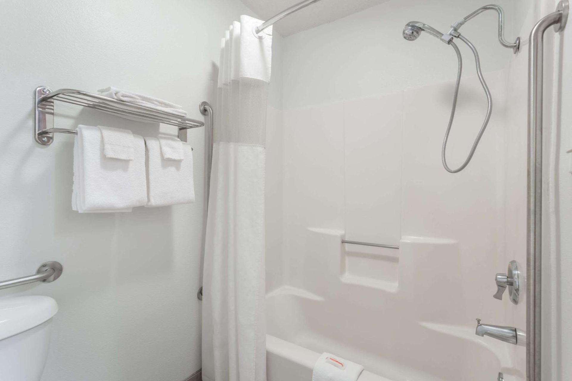 Days Inn by Wyndham Colby photo 3