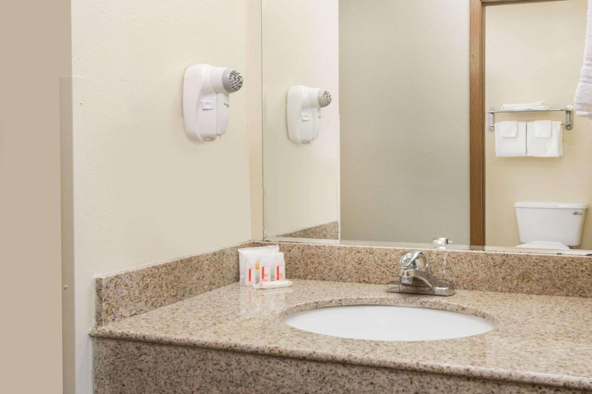 Days Inn by Wyndham Colby photo 4