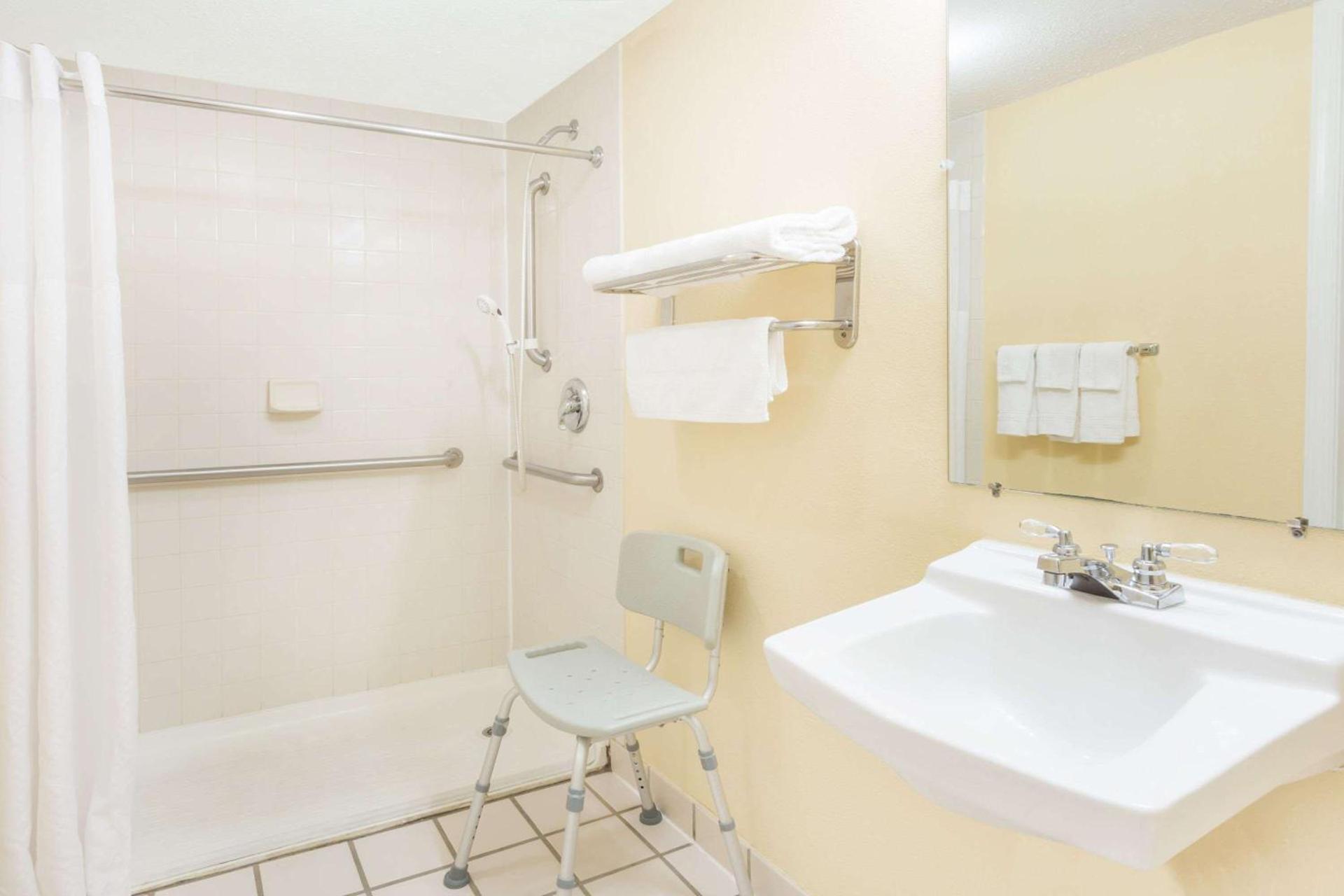 Days Inn by Wyndham Staunton photo 12