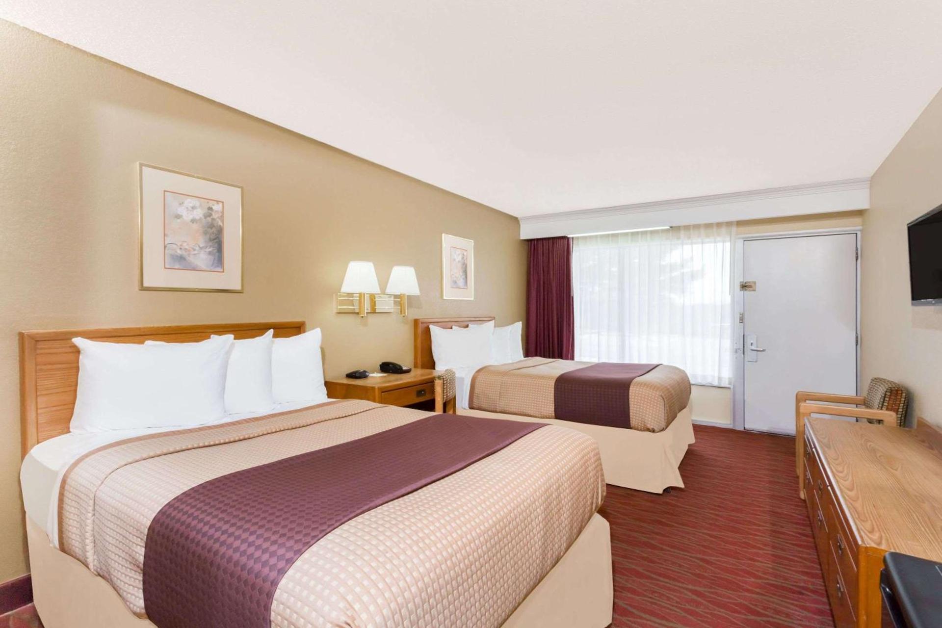 Days Inn by Wyndham Staunton photo 10