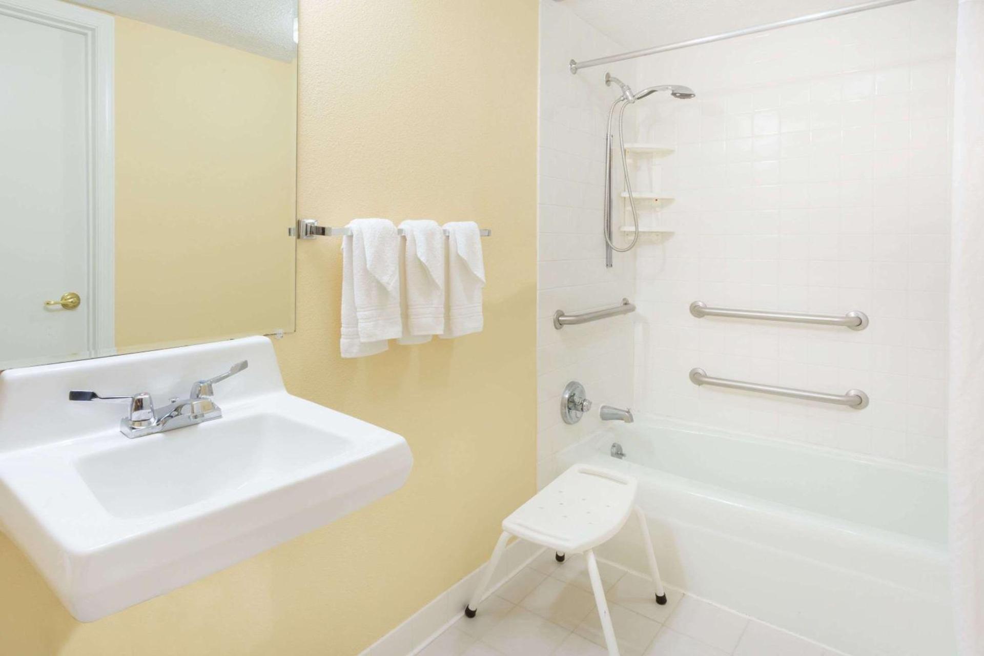 Days Inn by Wyndham Staunton photo 14
