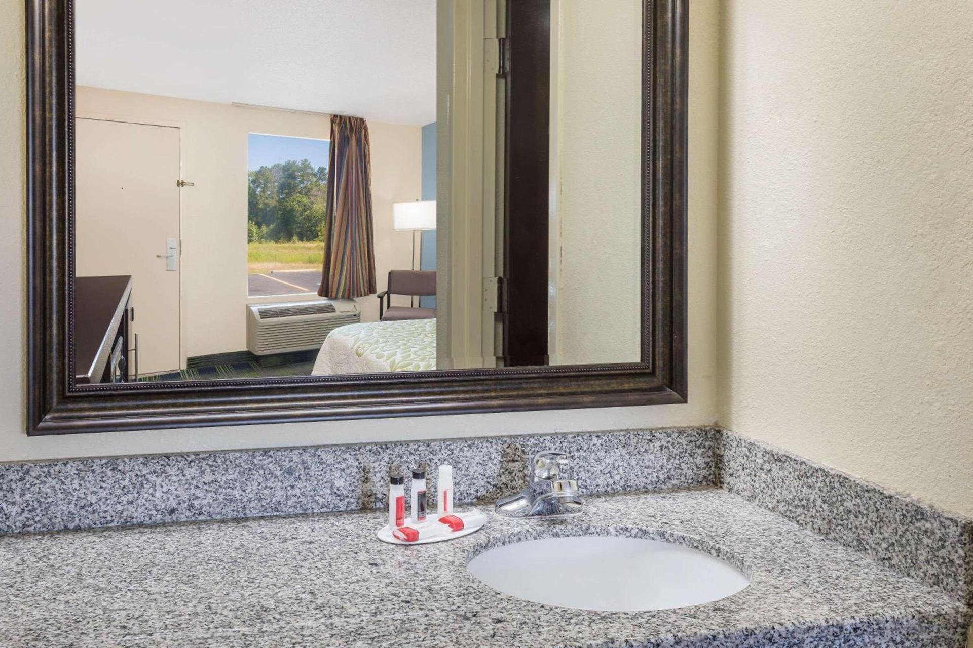 Days Inn by Wyndham Newberry South Carolina photo 14