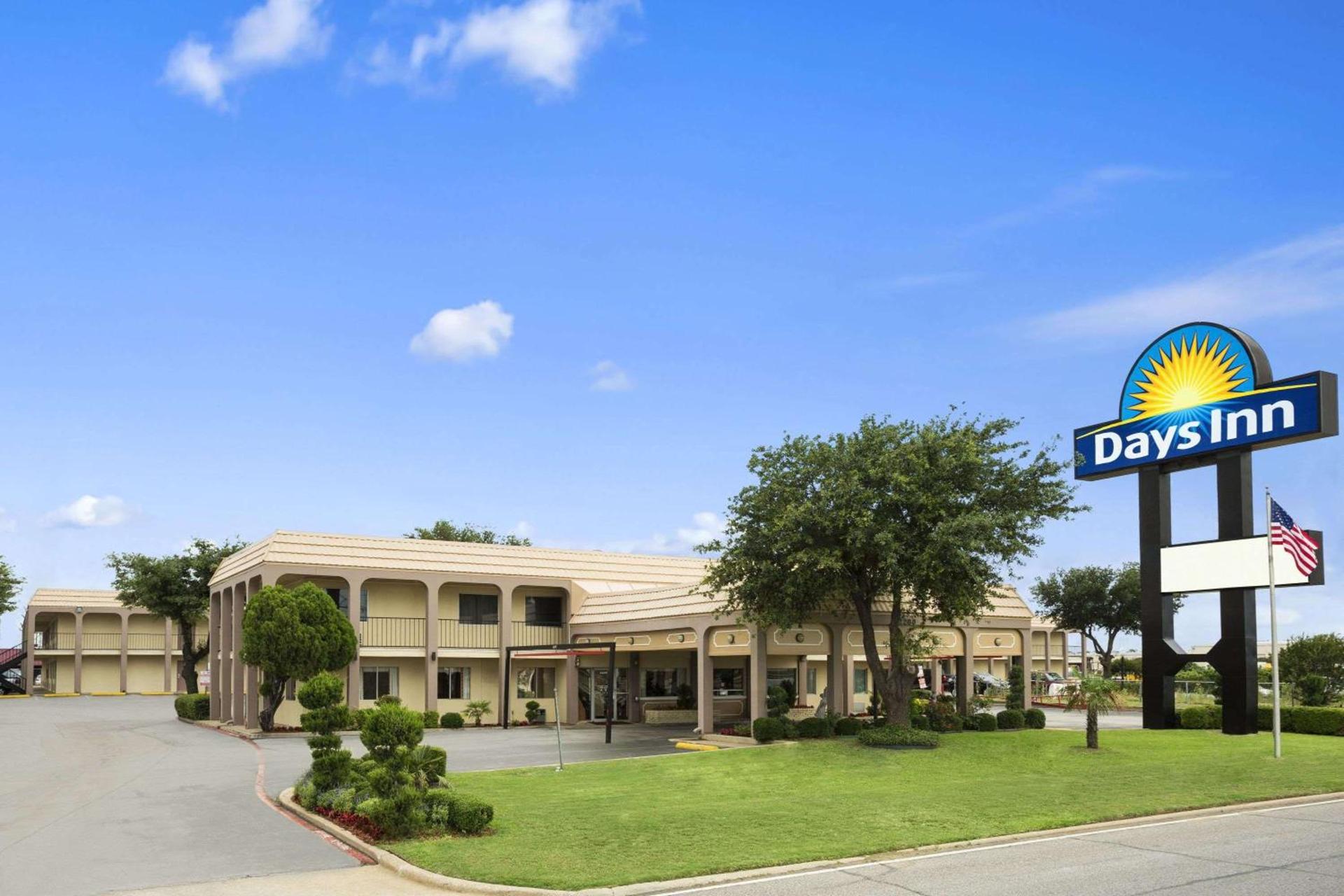 Days Inn by Wyndham Dallas Irving photo 1