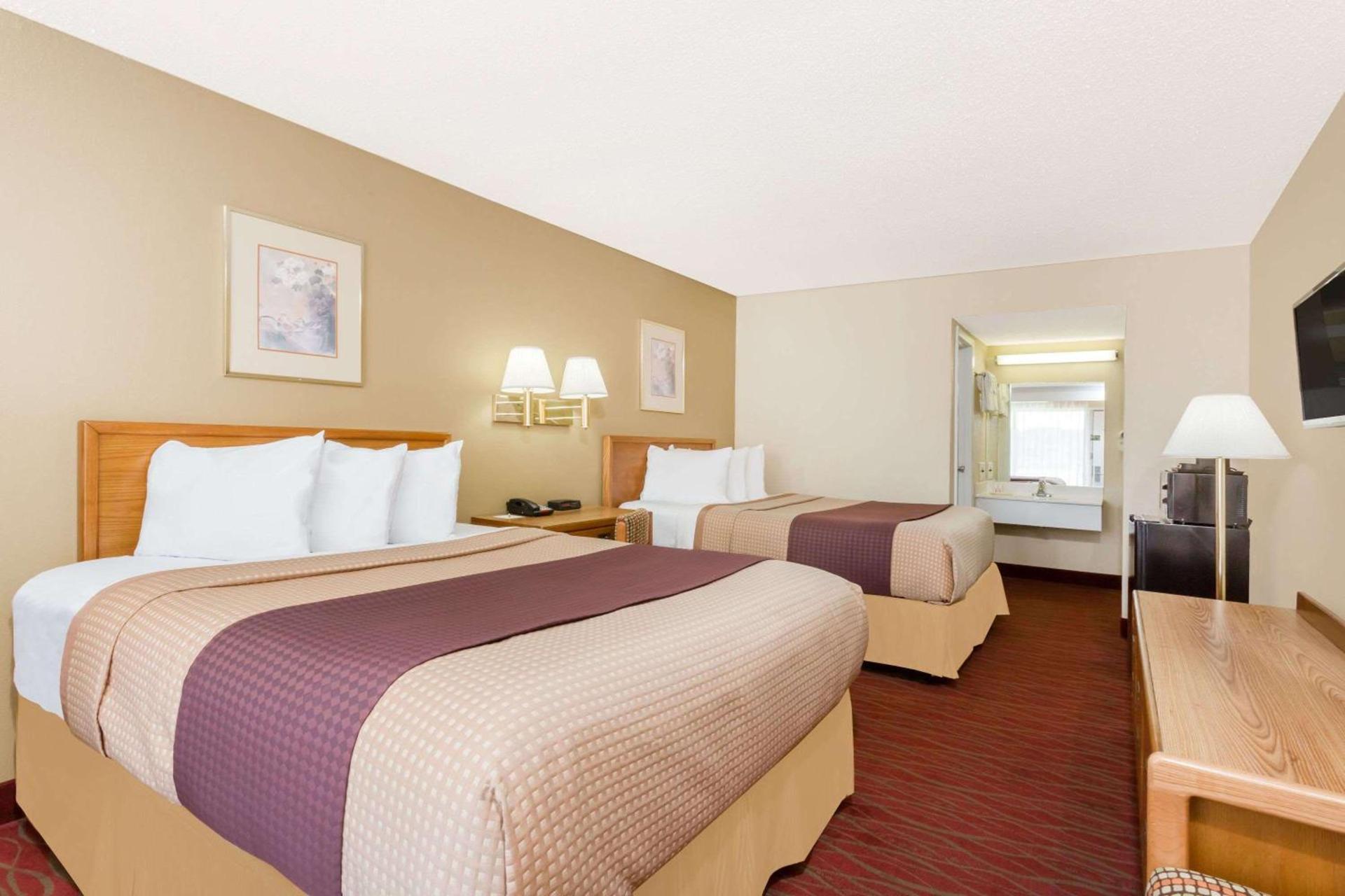 Days Inn by Wyndham Staunton photo 7