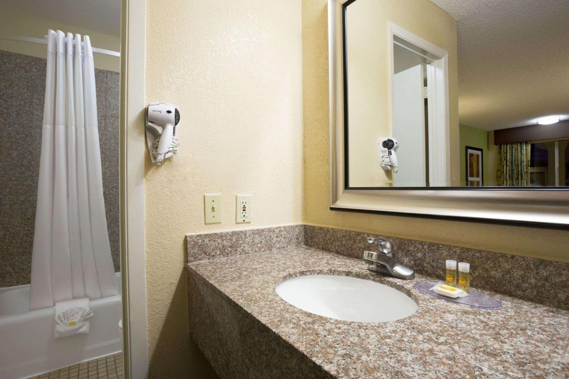 Days Inn by Wyndham Dallas Irving photo 7