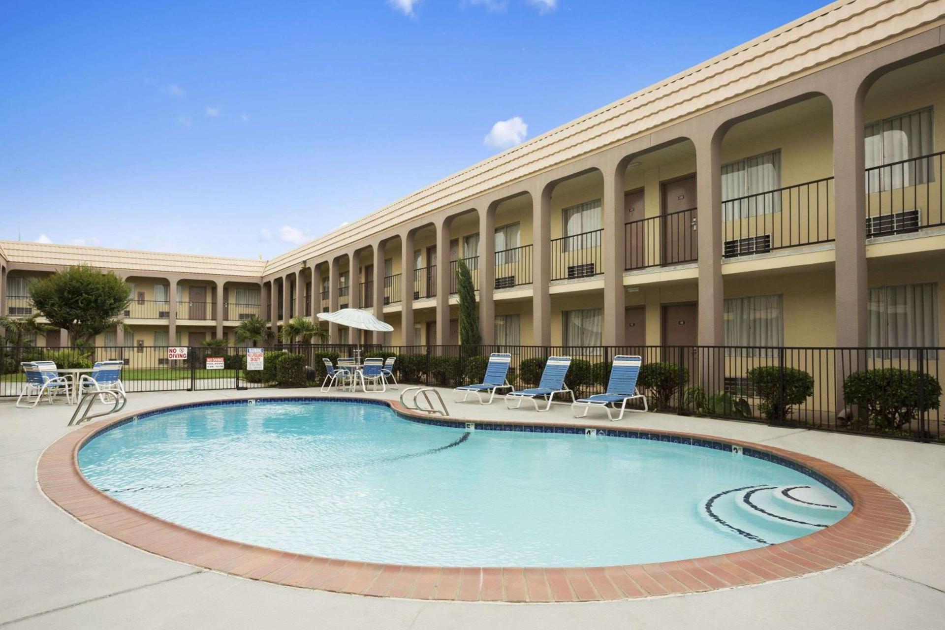 Days Inn by Wyndham Dallas Irving photo 3