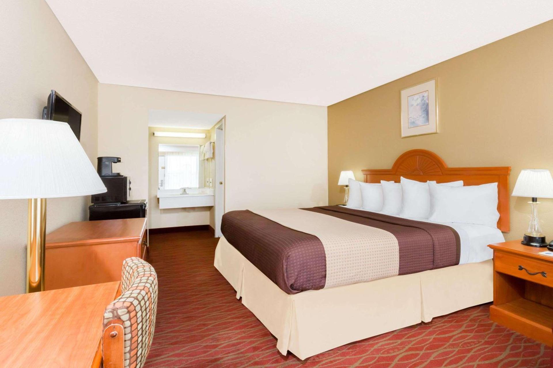 Days Inn by Wyndham Staunton photo 9