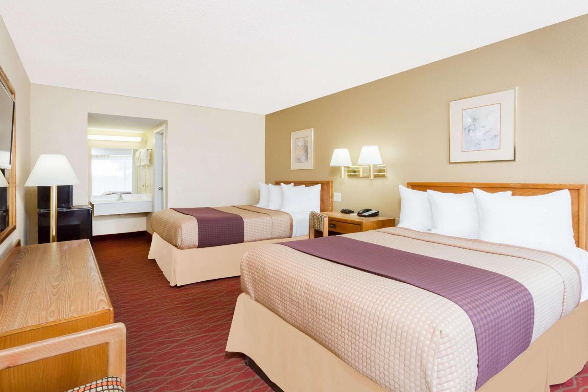 Days Inn by Wyndham Staunton photo 13